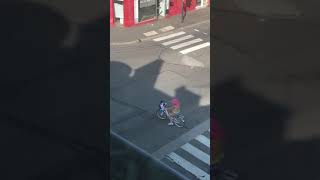 Ciclistas desnudos protestan en Rennes Francia [upl. by Berstine]