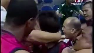 ILDEFONSO AND PINGRIS ATTACKED A GINEBRA FAN 2009 PBA FIESTA CONFERENCE [upl. by Sllew]