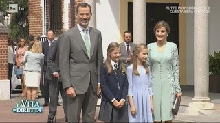 Auguri Principessa Sofia linfanta di Spagna alla Prima Comunione  La Vita in Diretta 17052017 [upl. by Holmen430]