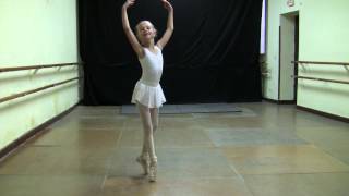 BALLET FOUETTES fuettes 8 year old バレエ。FOUETTES。 8歳 [upl. by Burr578]