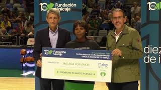 Entrega de cheques solidarios durante el partido dedicado a la Fundación Unicaja [upl. by Akkim]