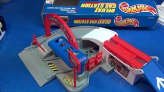 Deluxe Gas Station 1998 Hot Wheels World [upl. by Eenttirb90]