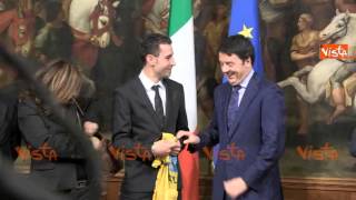 NIBALI VINCITORE TOUR DE FRANCE REGALA MAGLIA A RENZI 281014 [upl. by Omsoc444]