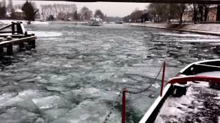 A bord du briseglace sur le Rhin gelé à Strasbourg [upl. by Llebiram]