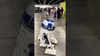 R2D2 spins around at LA Comic Con [upl. by Anauq]