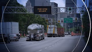 Congestion routière  des camions en pleine heure de pointe à Montréal [upl. by Naara884]