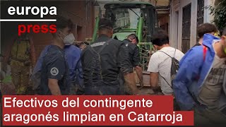 Efectivos del contingente aragonés junto a voluntarios limpian este sábado una calle de Catarroja [upl. by Root]