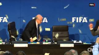 Comediante le tira dinero en la cara a Sepp Blatter [upl. by Rosemary373]