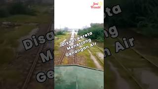 Disaat kereta menerjang genangan air [upl. by Poppy833]