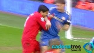 Luis Suárez muerde el brazo del zaguero Branislav Ivanovic en el Liverpool vs Chelsea [upl. by Kant]