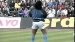 Maradona palleggia e si riscalda a ritmo di Live is life  Opusflv [upl. by Ahsemot]