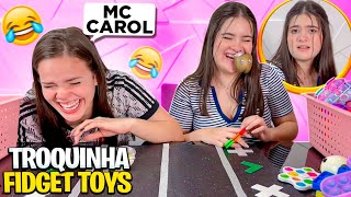 TROCA de FIDGET TOYS  Manu tem LOVE e Carol virou MC [upl. by Nidla520]