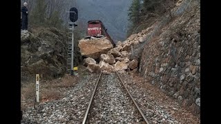 YAMAÇTAN DÜŞEN KAYALARA ÇARPAN YÜK TRENİ RAYDAN ÇIKTI [upl. by Saduj]