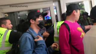 V amp JungKook noticed me BTS arriving in LAX  FANCAM [upl. by Shirline]