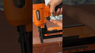 Cómo usar clavadora neumatica tapiceria tools comotapizar diy dewalt powertools gomaespuma [upl. by Christiano777]