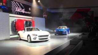 Dévoilement de la Fiat 124 Spider 2017 au Salon de Los Angeles 2015 [upl. by Teddy]