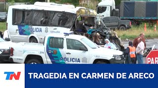 TRAGEDIA EN CARMEN DE ARECO  Cuatro policías murieron en un choque entre camión y un colectivo [upl. by Aehsrop433]