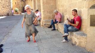 quotJosé Joaquín Saavedra y bailarina de Cáceresactuando improvisado en el casco antiguo de Cáceresquot [upl. by Jezebel]