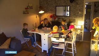 Met vier kinderen op 58 vierkante meter woningnood hoog  RTL NIEUWS [upl. by Yatnuahc]