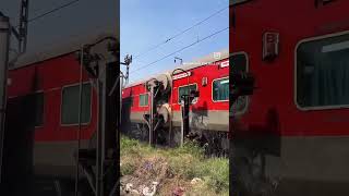 Train ase wash Hoti hai👀👌🛤️travelwashing trainminivlog [upl. by Eiramyelhsa]