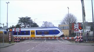 Spoorwegovergang NaardenBussum  Dutch railroad crossing [upl. by Assirralc]