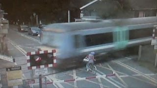 RoyaumeUni un cycliste manque de se faire écraser par un train [upl. by Filmore661]