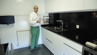 Video de cocinas blancas modernas pequeñas en acabado supermate sin tiradores y silestone en negro [upl. by Erdman239]