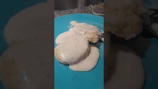 cheaperathome biscuit and gravy yummy gravy biscuit food breakfast Jesuslovesyall [upl. by Moorefield]