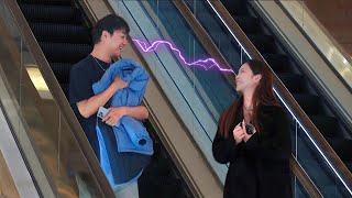 Girl Staring at Strange Boys on the Escalator  Prank 当男生在电梯上被陌生女孩盯着看，有人眼神躲避害羞地偷笑 [upl. by Ezekiel94]