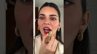 Kendall Jenner nos enseña cómo se hace los labios sin perfilar [upl. by Firahs]