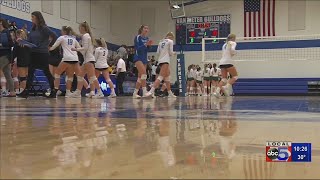 Earlham Van Meter fall in the volleyball regional tournament [upl. by Retseh]