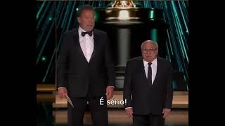 Mr Freeze Arnold Schwarzenegger e Pinguim Danny DeVito reencontram Batman no Oscar 2024 [upl. by Bibi522]