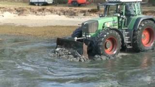 Fendt Vario 920 beim Teich ausschieben [upl. by Beaulieu]