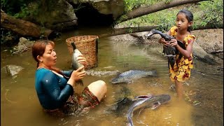 Catch gain fish amp duck for survivalBoiled gain fish soup recipe Cooking duck soup spicy for dinner [upl. by Pentheas]