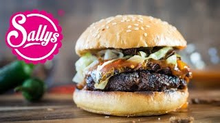 ChiliCheeseBurger  feuriger Burger mit ChiliTomatensoße und Heumilchkäse  Sallys Welt [upl. by Steffen]