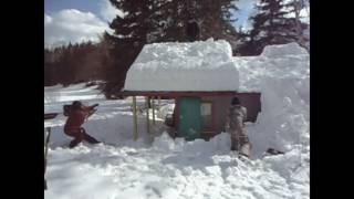 Déneigement de toiture de chalet avec corde à linge [upl. by Romeon]