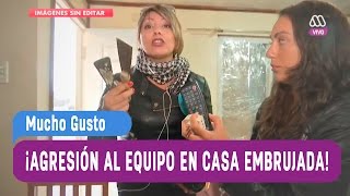 Agresión al equipo en casa embrujada  Mucho Gusto 2017 [upl. by Nuavahs]