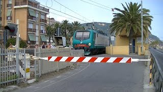 Spoorwegovergang Pietra Ligure I  Railroad crossing  Passaggio a livello [upl. by Enilarac234]