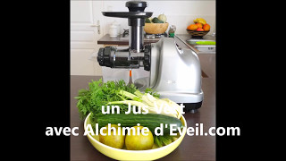 Jus vert aux fanes de carottes avec lextracteur Biochef Axis [upl. by Eugatnom422]