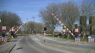 Spoorwegovergang Vlaardingen West  Dutch railroad crossing [upl. by Bille]