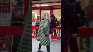 Iceland staff locked a shop thief inside the supermarket  stoke Newington  london [upl. by Moselle]