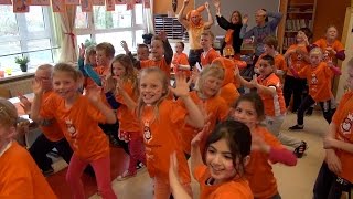 Koningsspelen  De opening  Bewegen is gezond [upl. by Ahsinad]