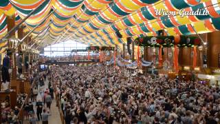 Die Krüge hoch im SchützenFestzelt um 1100 Uhr morgens am 2 WiesnSamstag auf dem Oktoberfest [upl. by Aehsrop]