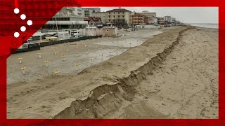 Bellaria il drone in volo dopo la mareggiata sulla riviera romagnola dune dimezzate [upl. by Jerald]