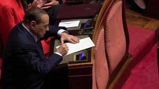 Senato durante linsediamento di Ignazio La Russa Silvio Berlusconi scrive [upl. by Enreval]