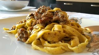 Tagliatelle con salsiccia e tartufata bianca  Le video ricette di Lara [upl. by Franklin130]