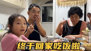 终于回家吃到婆婆做的饭 排骨炖酸菜粉条好诱人 一家人真温馨！ [upl. by Narmis]