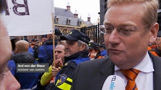 Protesterende agenten blokkeren Binnenhof  RTL NIEUWS [upl. by Jer772]