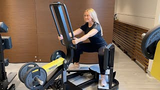 Träna rumpan med TECHNOGYM Standing Abductor [upl. by Aihsyn]