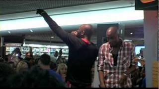 Singuila crée lémeute lors de son concert à la Fnac du forum des Halles [upl. by Alcott]